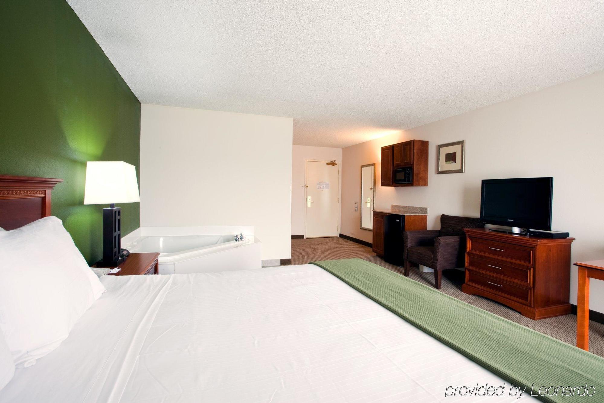 Holiday Inn Express Hotel & Suites Dublin By Ihg Room photo