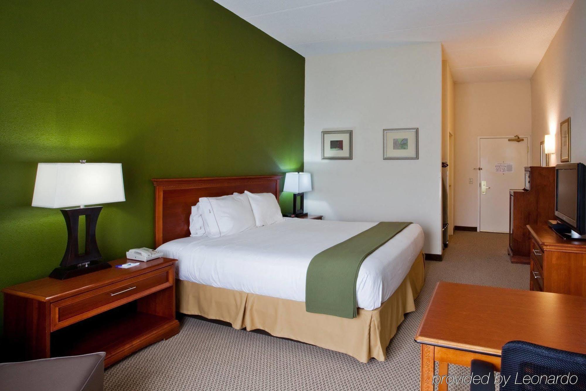 Holiday Inn Express Hotel & Suites Dublin By Ihg Exterior photo